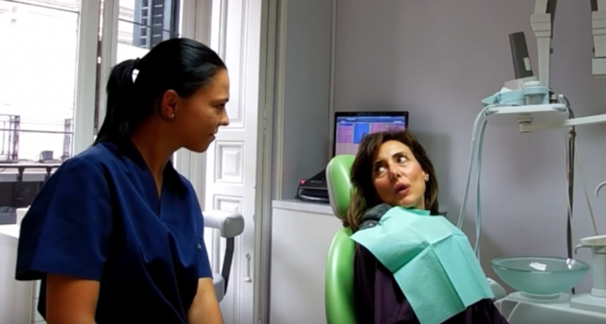 explicación de higiene dental completa en vídeo por la Dra. Andreea Cosic