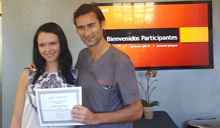 dra andreea cosic de Clínica Dental Navarro recogiendo diploma gide